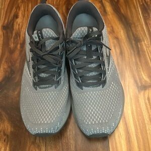 GUC Brooks Levitate 5 9.5 women’s